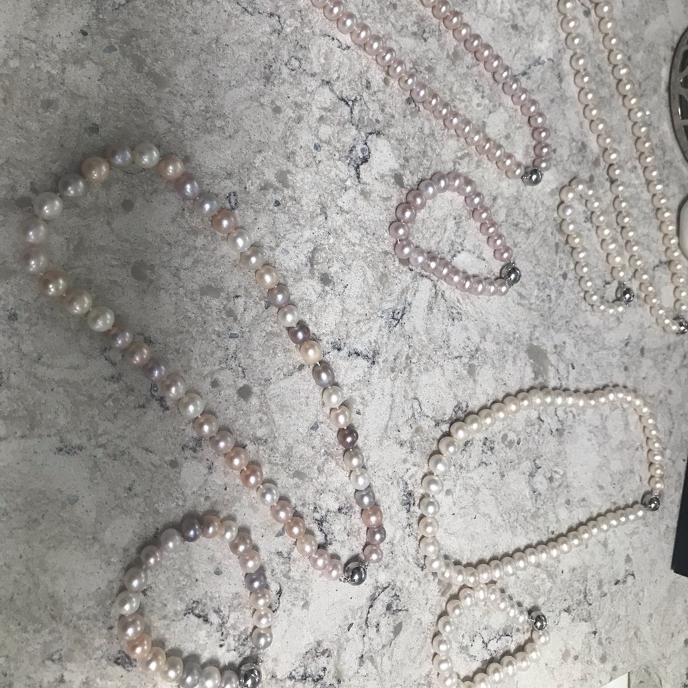 Various pearl necklace and bracelet sets
